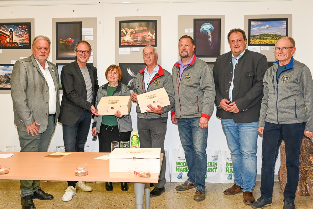 Die Sieger der Fotoausstellung mit Ehrengästen, Sponsoren und Fotoklub-Vorstand. Von links: Bgm. Martin Treffner, Gerhard Schreilechner von der Sparkasse Feldkirchen, die Gewinnerin des 1. Preises Waltraud Unterberger, 2. Preis für Karl Baumgartner, Fotoklub-Obmann Alfred Glanzer, Frank Lampl vom Bezirksjournal Feldkirchen und Obmann-Stv. Franz Unterberger